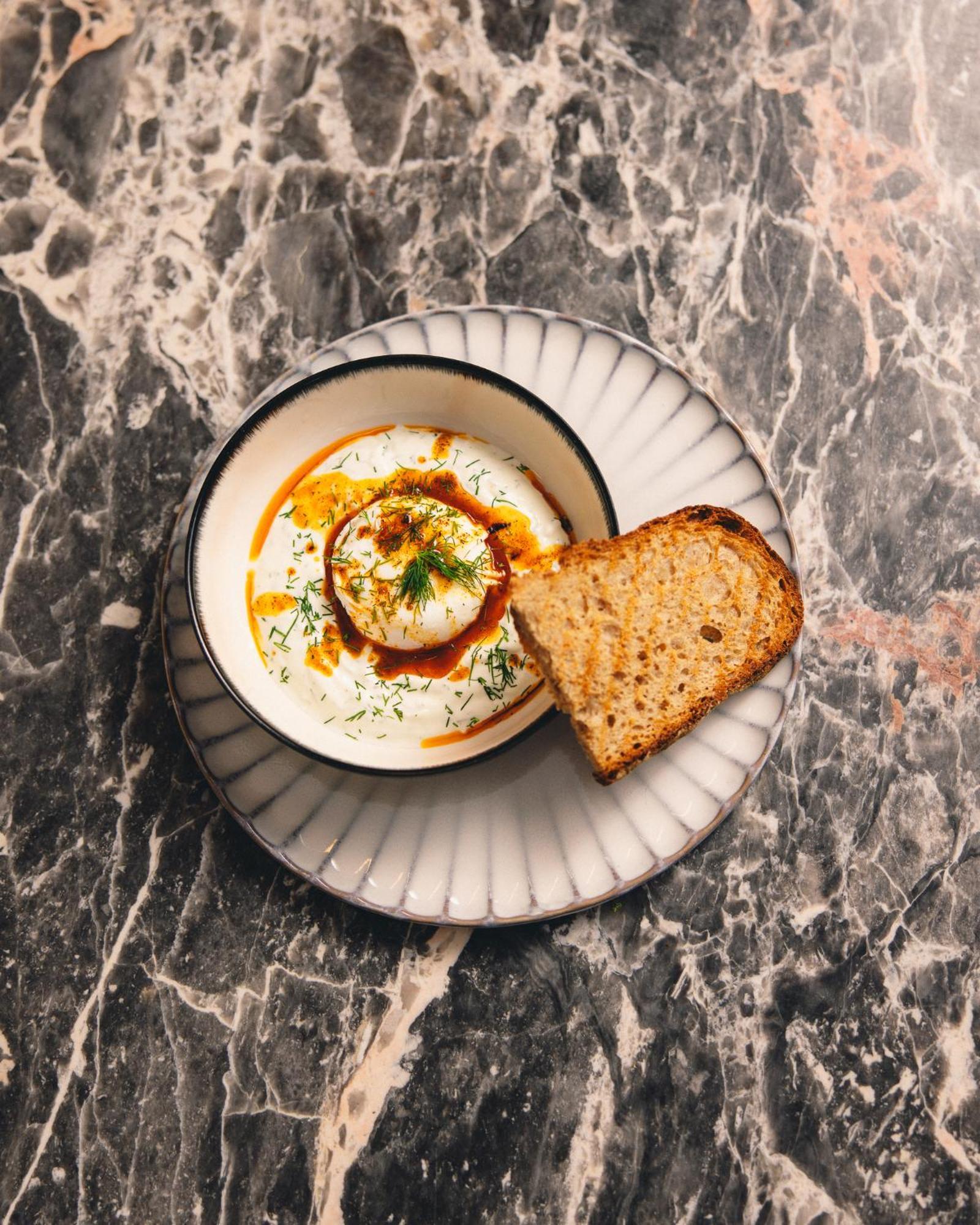 Kai 36 - Hotel Zwischen Fels Und Fluss Грац Экстерьер фото A bowl of Labneh with olive oil and sumac